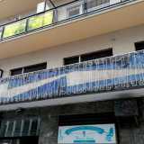 Al civico 191 di via Dalmazia, ad angolo con via Matteotti, si innalza un palazzo che presenta al di sopra del piano terra una fascia a strati di cemento colorato e un �fregio� realizzato con tondino di ferro